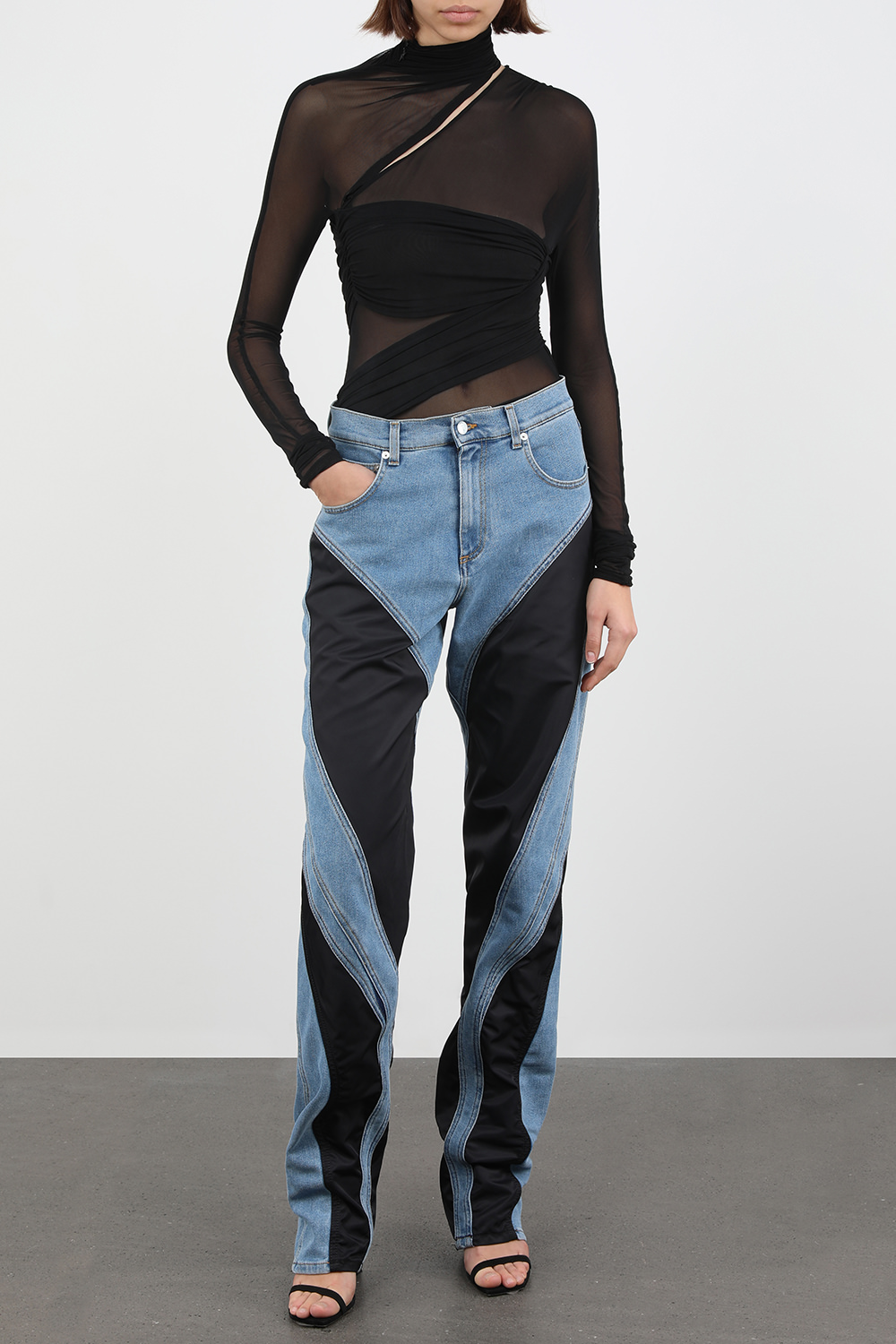 מכנסי ג'ינס ישרים תיפורים אלכסוניים בגווני אינדיגו ושחור MUGLER